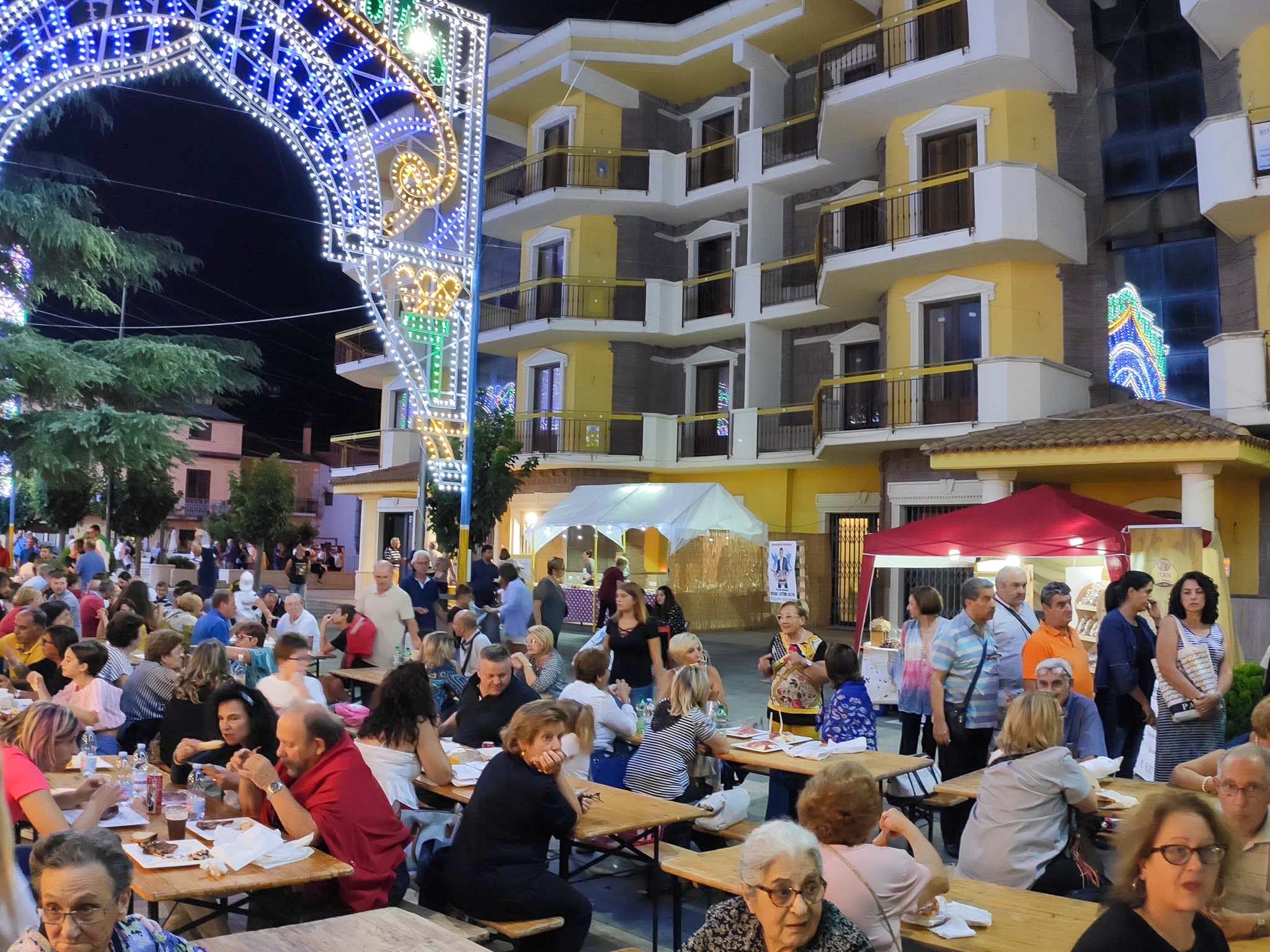 Famiglie e amici seduti a tavola in Piazza Monumento ai Caduti durante la Sagra di Venticano