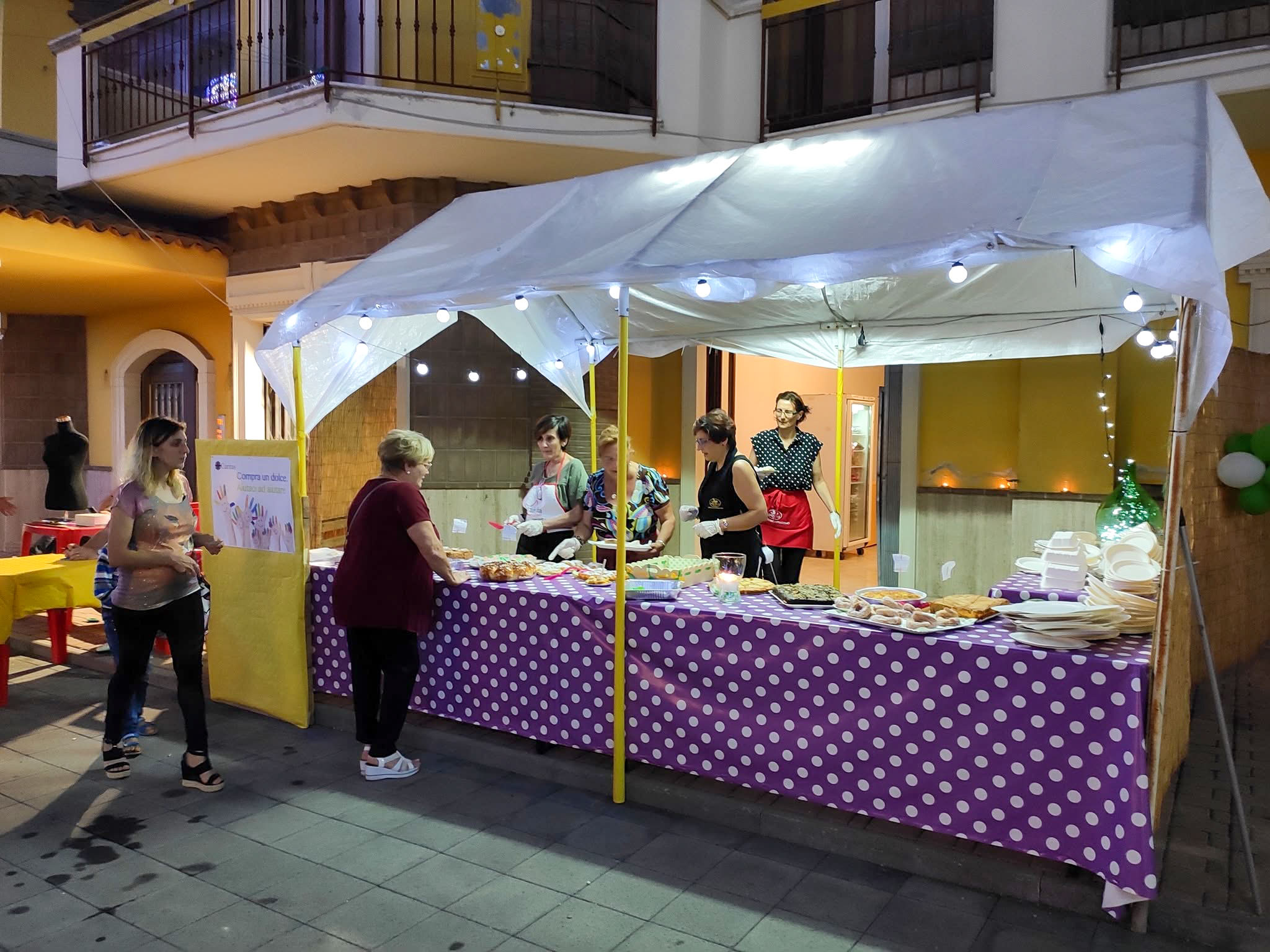 Stand dei dolci e specialità artigianali serviti con il sorriso dai volontari della Pro Loco