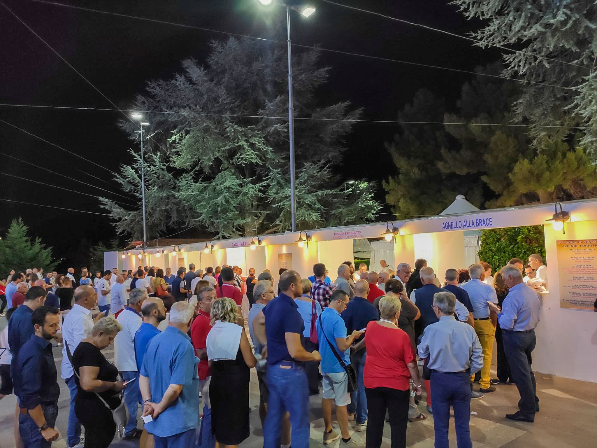 Stand gastronomici della Sagra con l’agnello alla brace, fagiolata e prodotti tipici